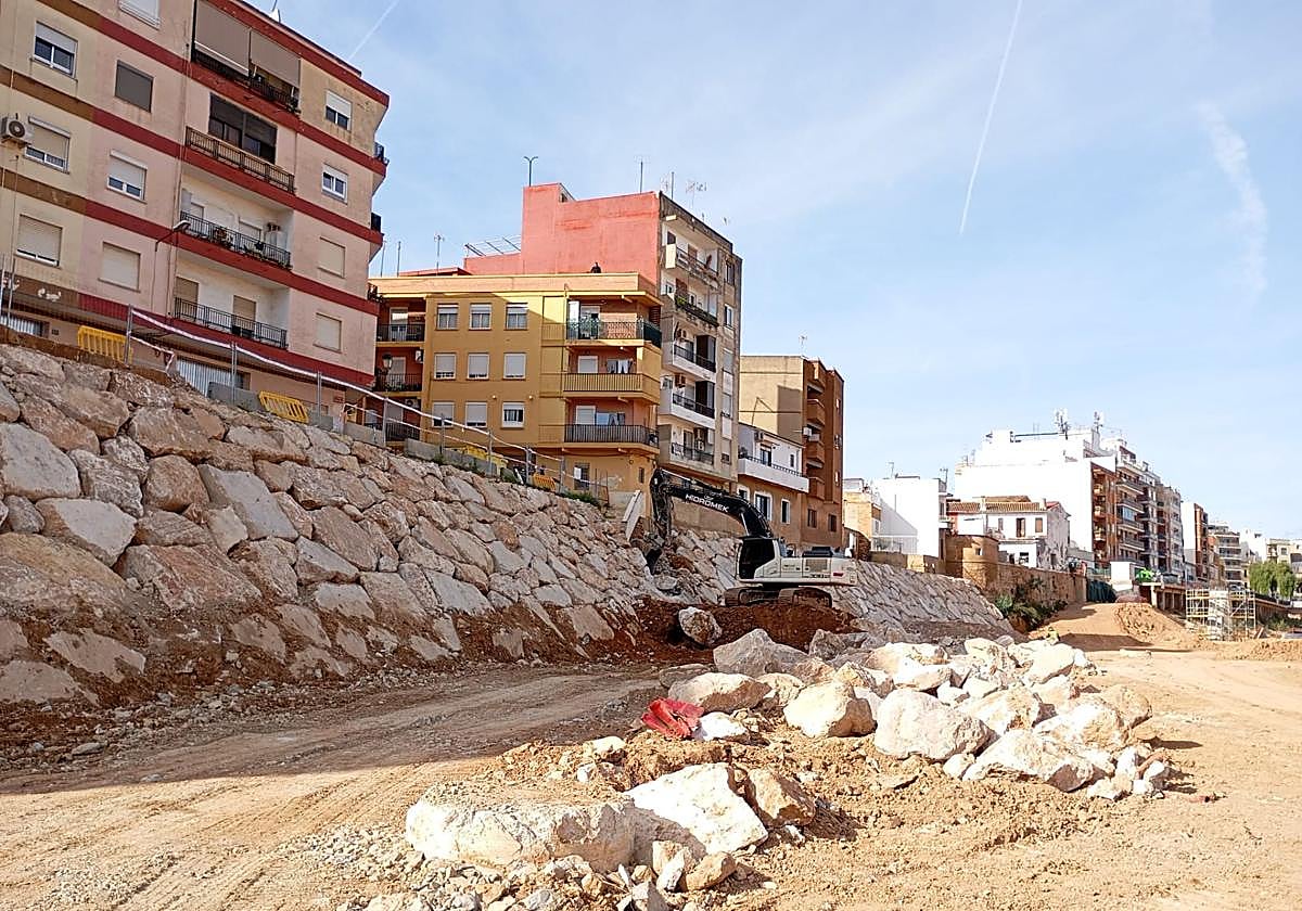 Colocación de escollera en uno de los taludes del Poyo en Paiporta.