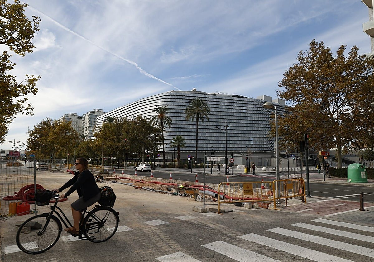 Imagen principal - Trabajos en la parte central del Bulevar Sur, a la altura del Roig Arena.