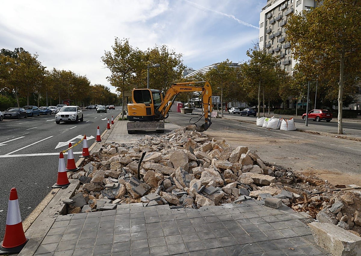 Imagen secundaria 1 - Trabajos en la parte central del Bulevar Sur, a la altura del Roig Arena.