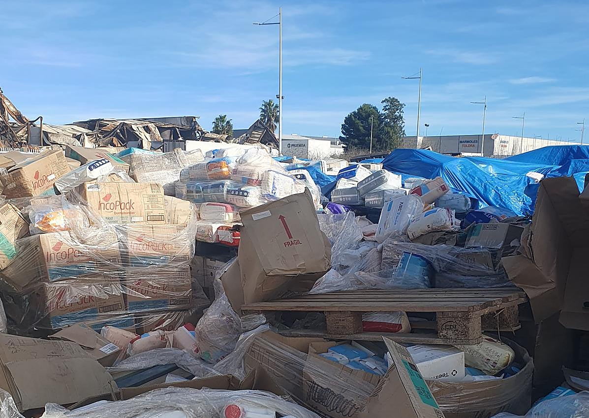 Imagen secundaria 1 - Aparecen toneladas de material donado en un solar de Algemesí un año después de la dana