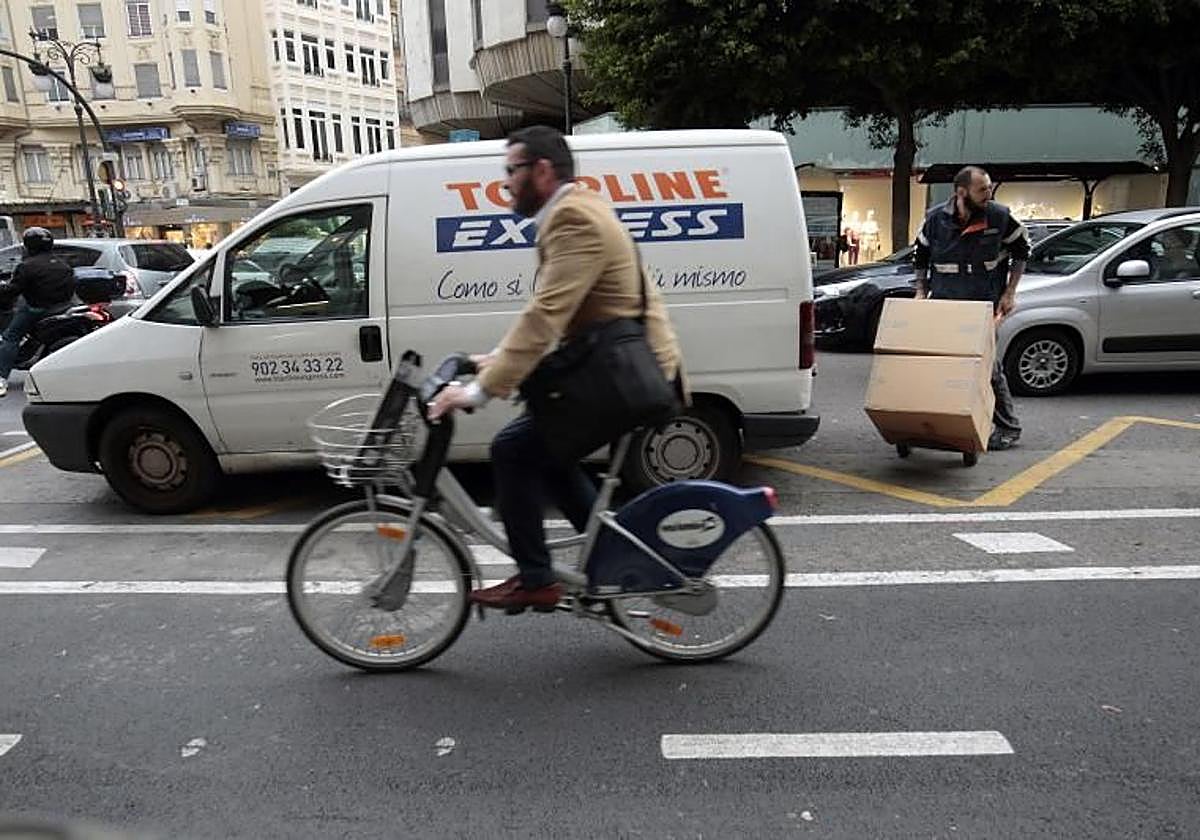 Zona de carga y descarga en la calle Colón.