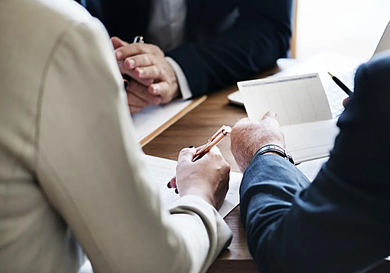 Una notaria desvela la mejor forma de aceptar una herencia con deudas: «Puedes no responder con tus bienes propios»