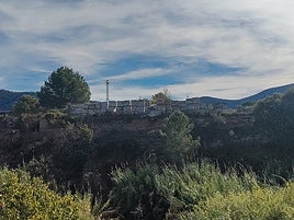 Los palés de mármoles, al borde de talud junto al río, por donde ya han caído algunas piezas, como se puede ver en la imagen.