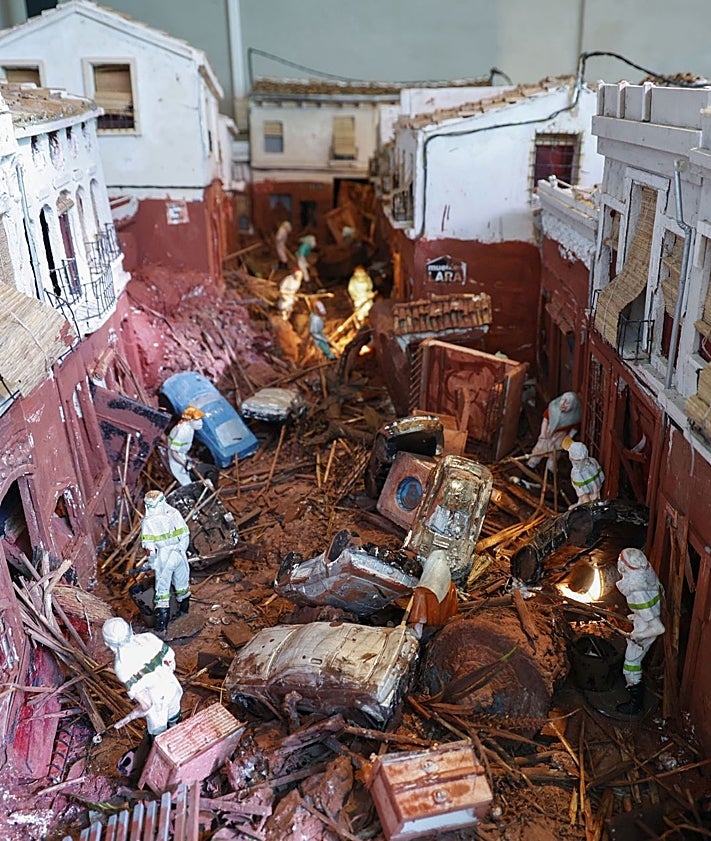 Imagen secundaria 2 - Vicente Juan (izquierda) y Andrés García (derecha) posan junto a su maqueta en homenaje a los voluntarios de la dana. 