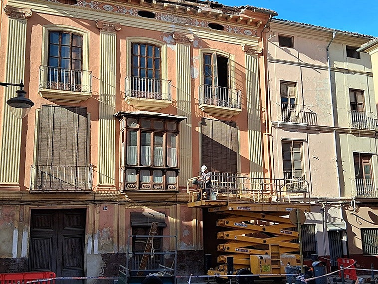Cae parte de la cornisa de una vivienda del casco antiguo de Xàtiva que tenía varias órdenes de ejecución