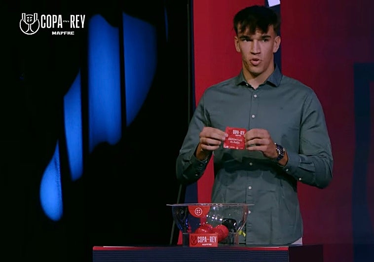 Carlos Espí actúa como mano inocente en el sorteo de la Copa del Rey