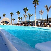 Espacio lounge del Marina Beach Club, durante la época de verano.