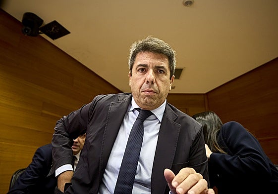 Mazón, a su llegada a la sala donde se celebraba la comisión.