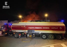 Los bomberos en uno de los incendios.