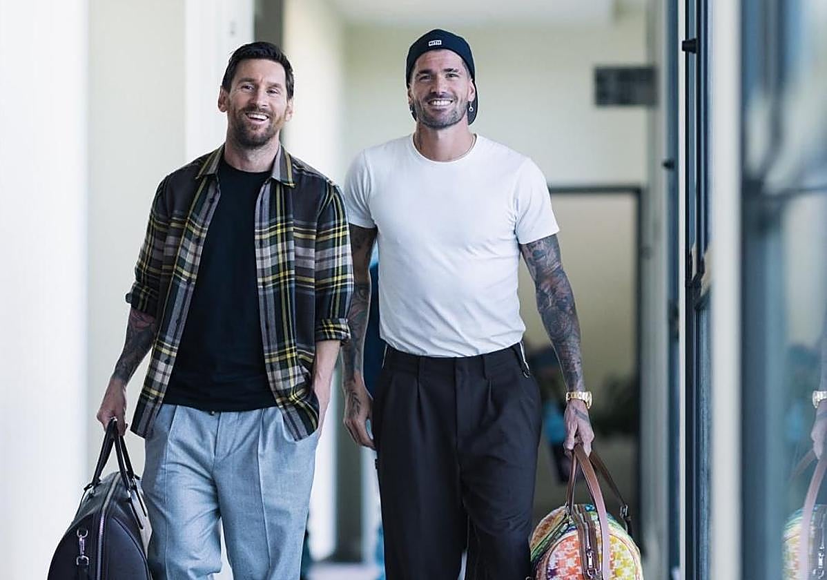 Messi y De Paul, a su llegada a la concentración.