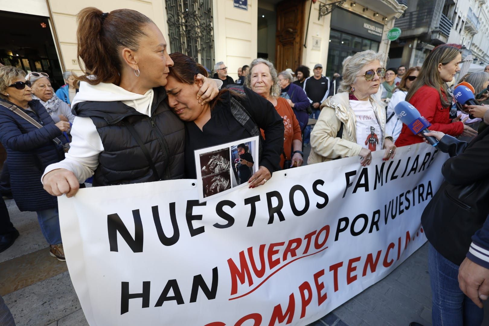 FOTOS | Mazón comparece en la comisión de la dana de Les Corts