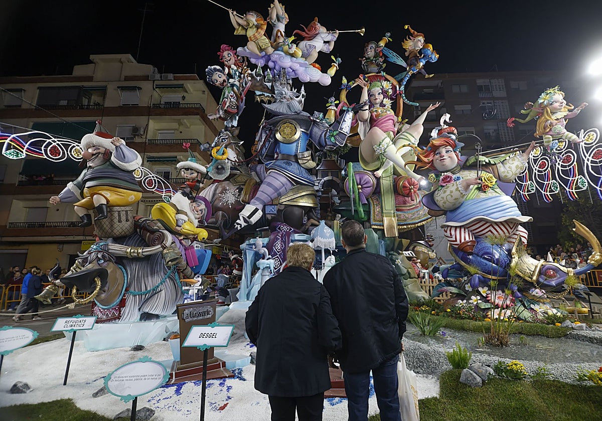 Dos personas contemplan la falla L'Antiga de Campanar.