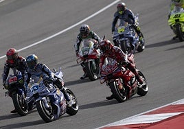 Los pilotos de MotoGP, durante una carrera.