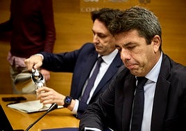 El president de la Generalitat, Carlos Mazón, durante la comisión de investigación de la dana en Les Corts.
