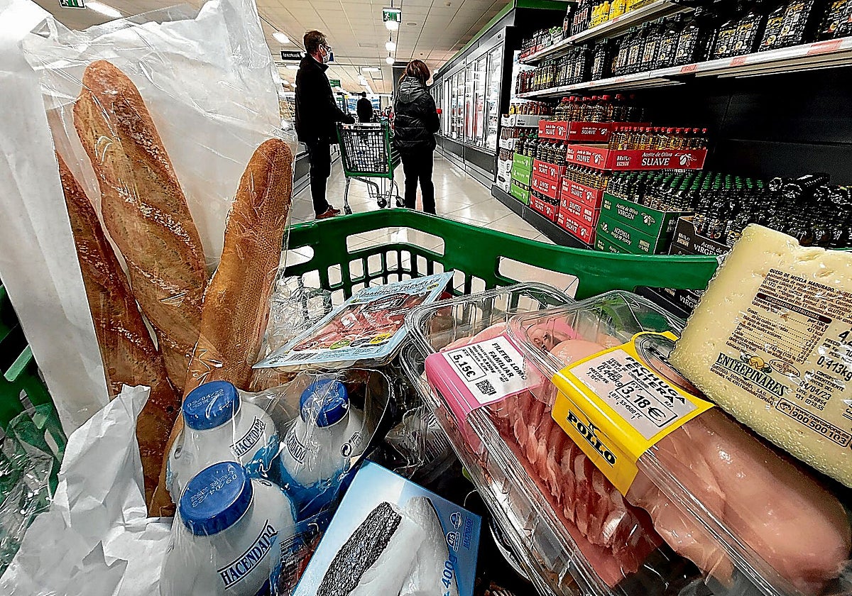 Imagen de un carro de la compra lleno en un supermercado