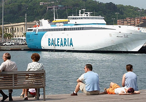 Un crucero de Baleària atracado en Barcelona.