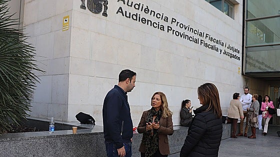 Alexandre junto a su letrada Silvia Moya, especialista en Derecho de Familia y Sucesiones del ICAV.