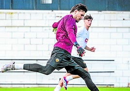 Dimitrievski golpea el balón en un entrenamiento.