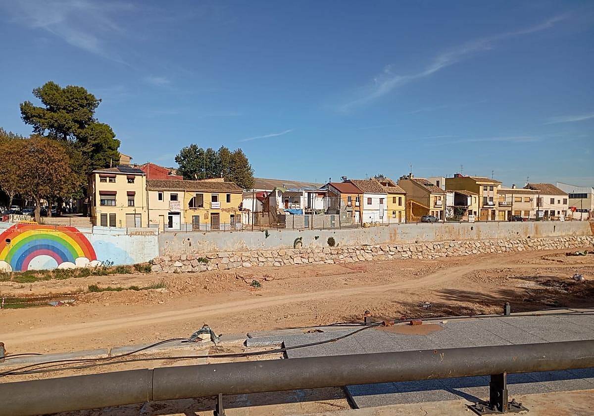 Viviendas en la calle Almassereta, junto al barranco del Poyo.