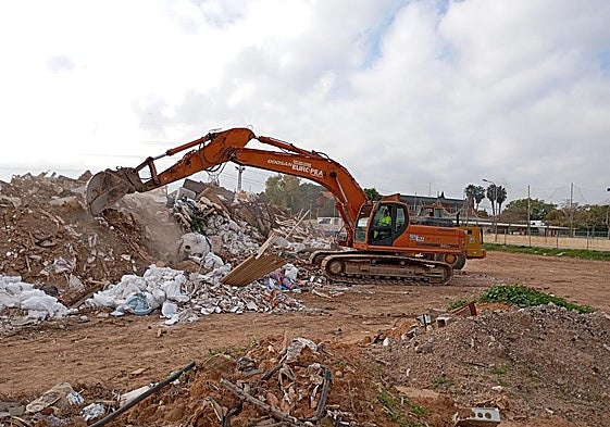 Inicio de la retirada de residuos en Paiporta este miércoles.