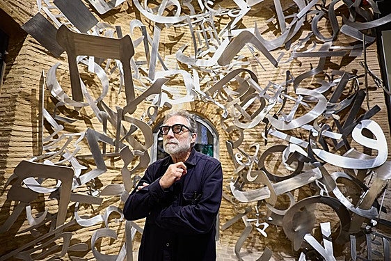 Jaume Plensa, delante de 'Tempesta', la obra que recibe a los visitantes del Centro de Arte Hortensia Herrero de Valencia.