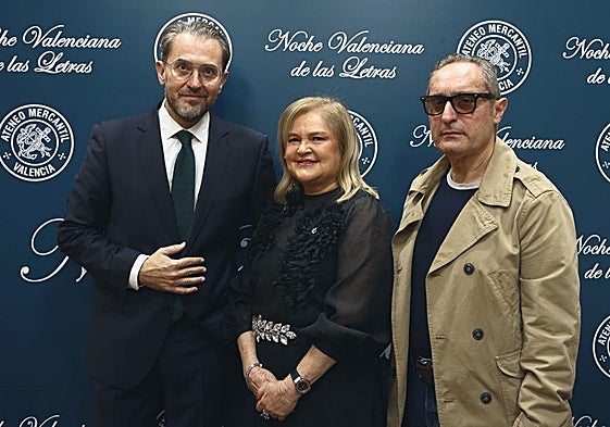 Máximo Huerta, Carmen de Rosa y Joaquín Ferry, en la gala celebrada en el Ateneo.