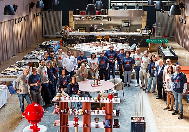 Hosteleros y amigos posan en el homenaje por la reapertura de Gastrolover.