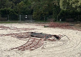 Desmontaje de la estructura del juego infantil del parque del tramo IX del Jardín del Turia.