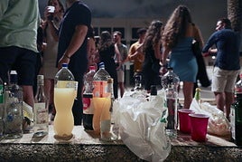 Jóvenes durante un botellón.