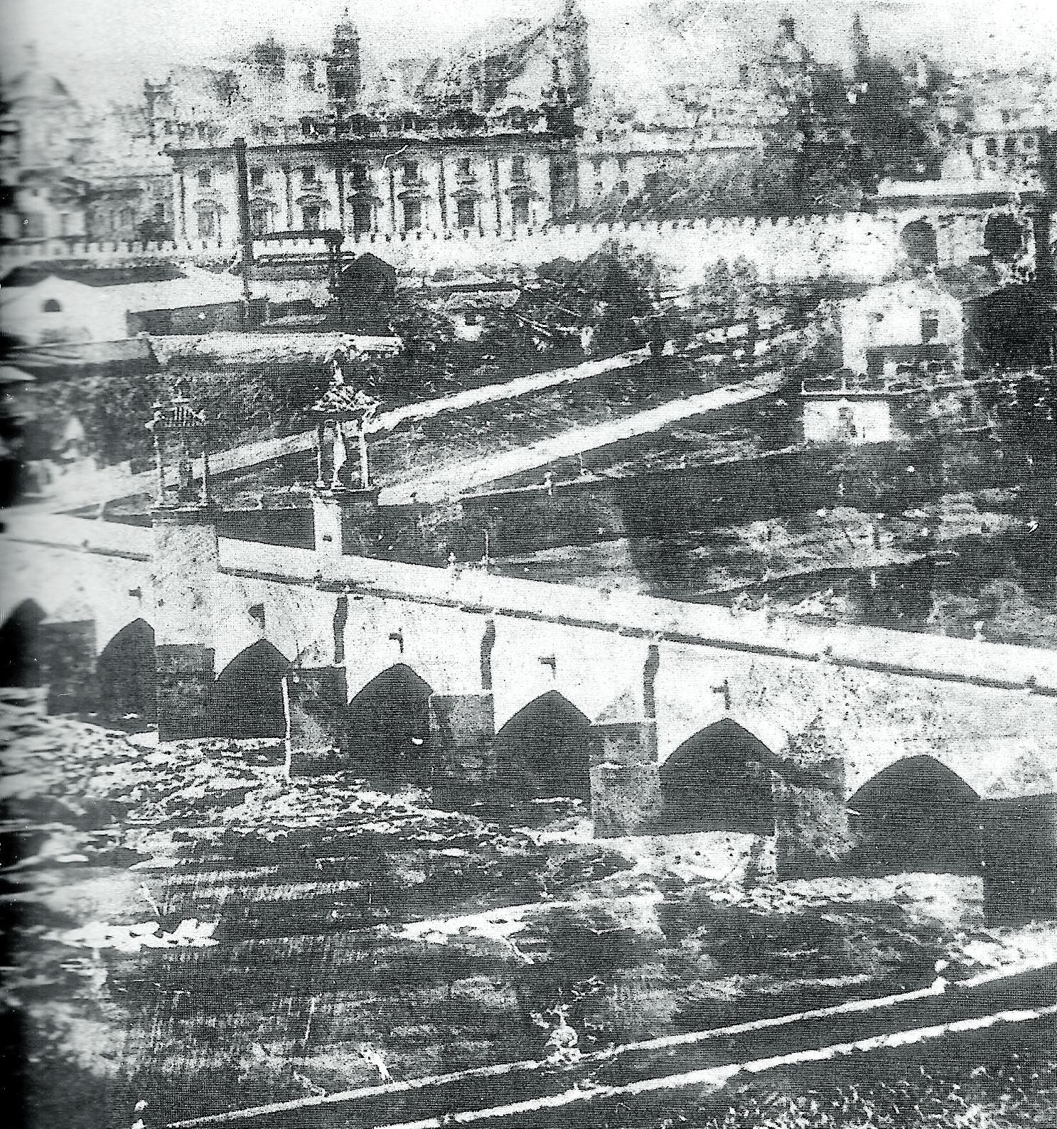 Imagen principal - Descongestión. Al caer la muralla, que aquí vemos en la zona de la Porta de la Mar, Valencia pudo ensancharse | Principios de siglo. Gran Vía, con los árboles casi recién plantados. | Líneas de 1858. Antes del derribo de las murallas ya había una idea del ensanche previsto.