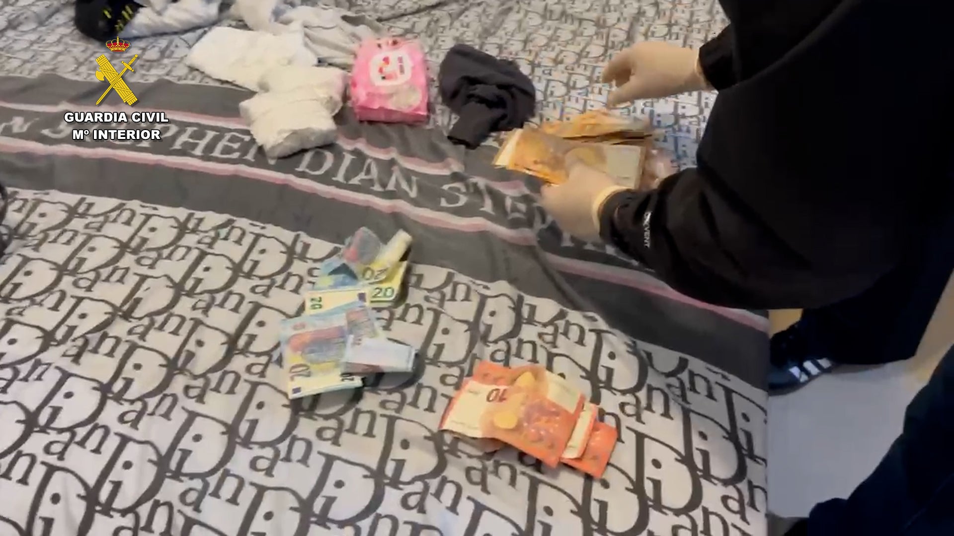 Dinero y objetos requisados.