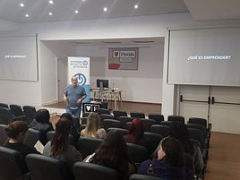 Enrique García Peña, team coach del Grado LEIIN, durante la charla a los alumnos.