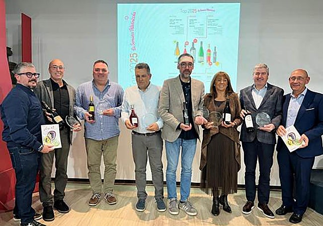 Los premiados, flanqueados por los responsables de la guía: Vicent Escamilla (izq.) y Salvador Manjón (der.).