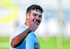 Ugrinic sonríe a la cámara en el entrenamiento.