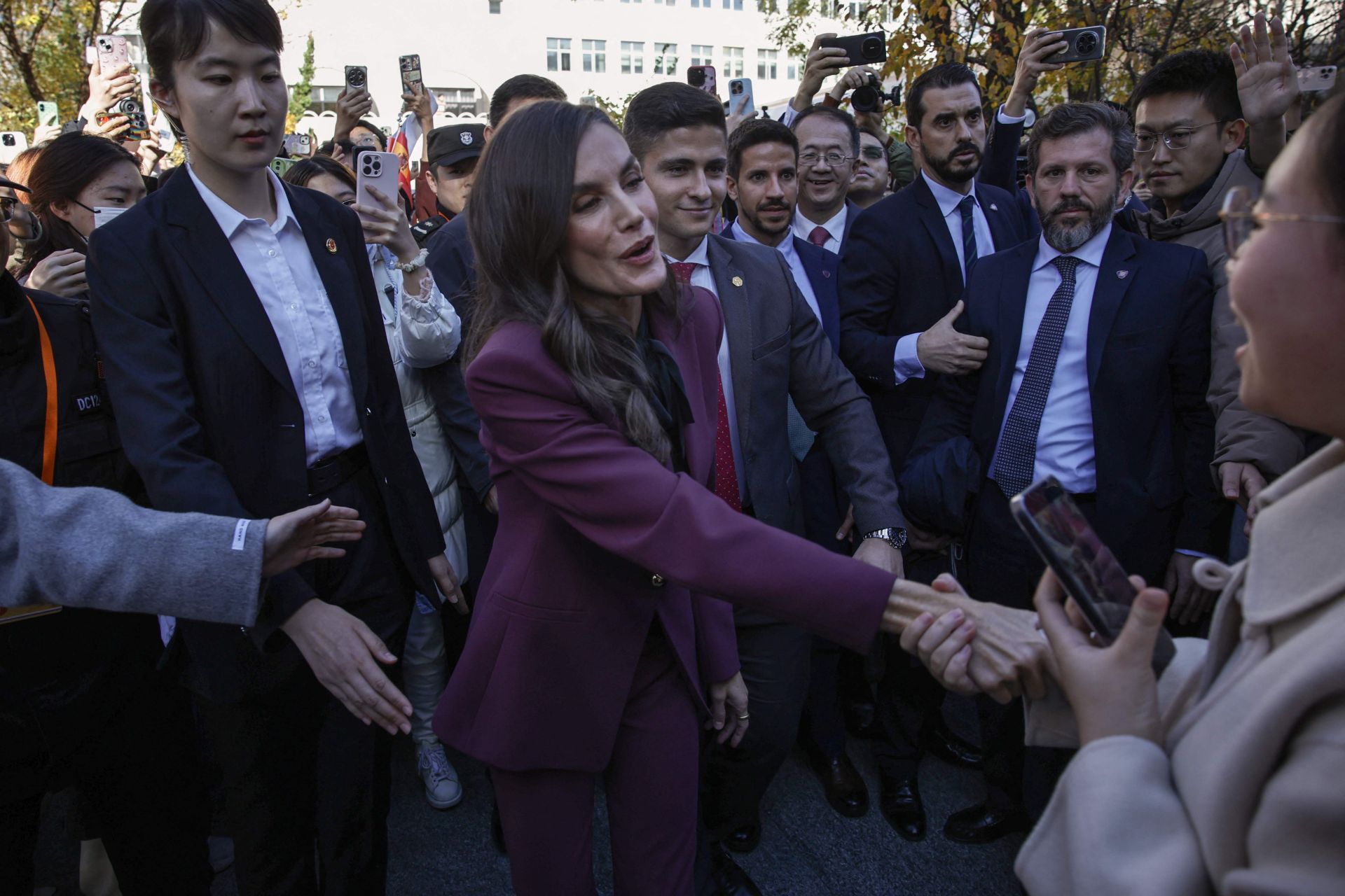 La Reina Letizia arrasa en su adiós a China: homenaje a la moda española con su look fetiche