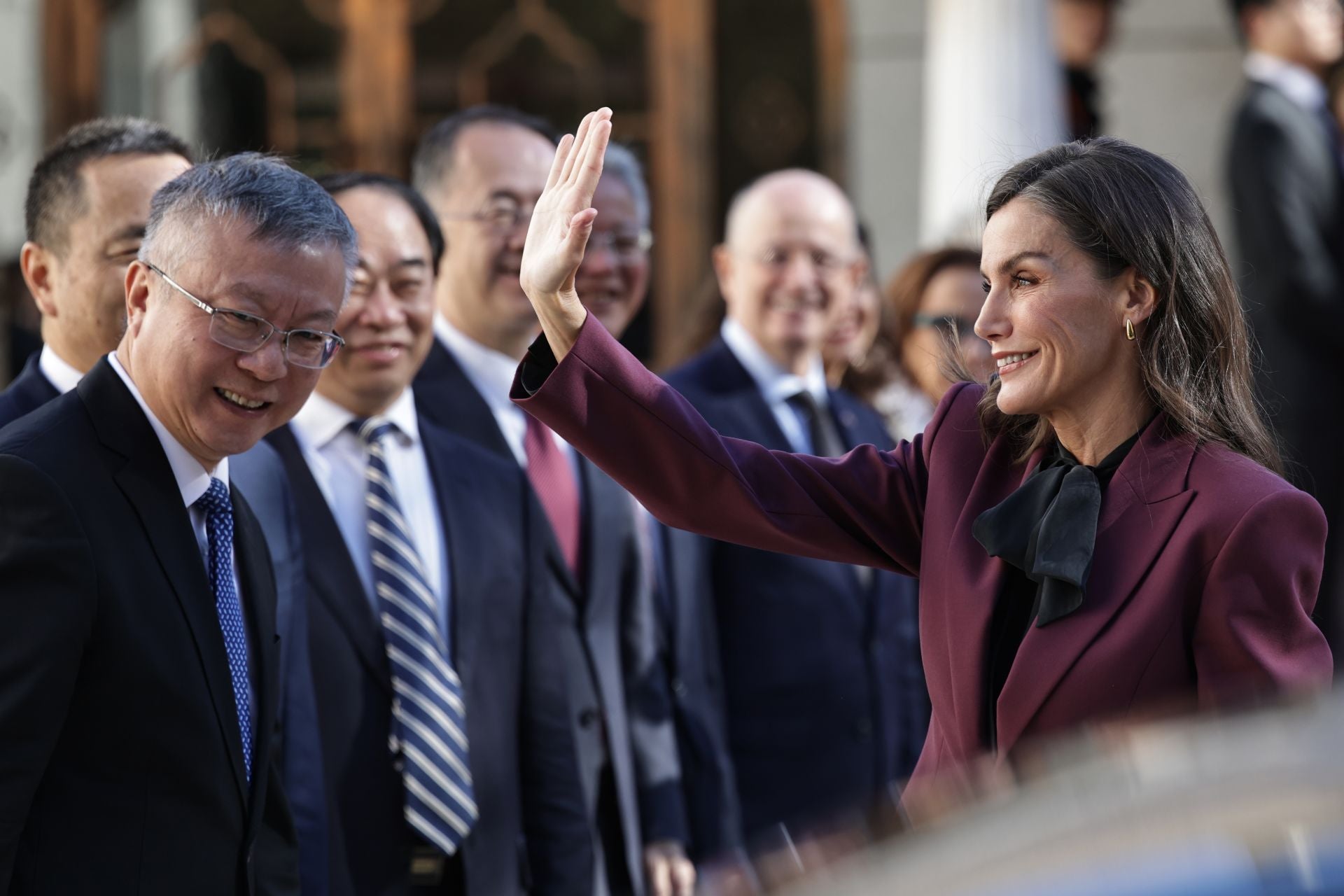 La Reina Letizia arrasa en su adiós a China: homenaje a la moda española con su look fetiche