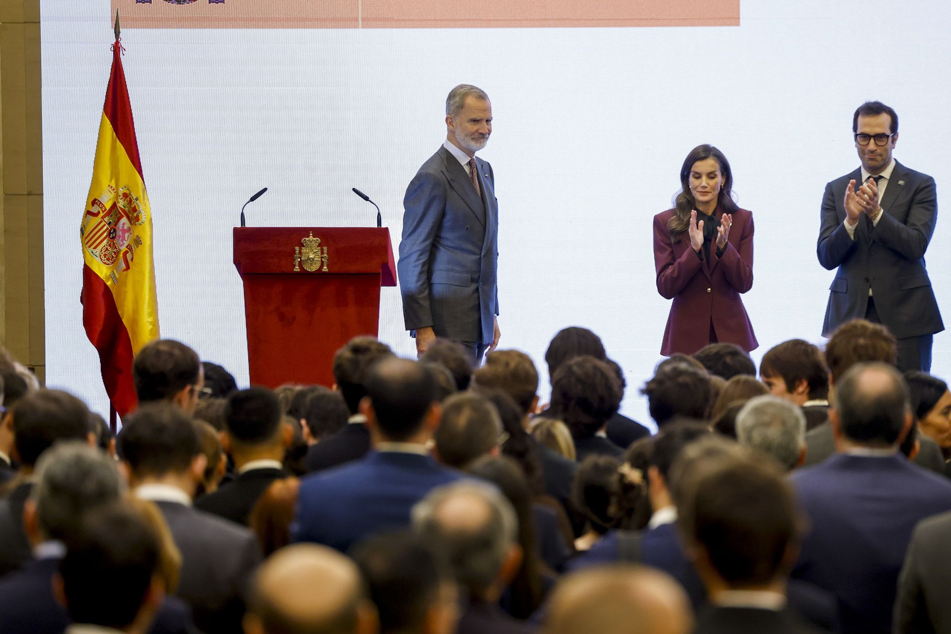 La Reina Letizia arrasa en su adiós a China: homenaje a la moda española con su look fetiche