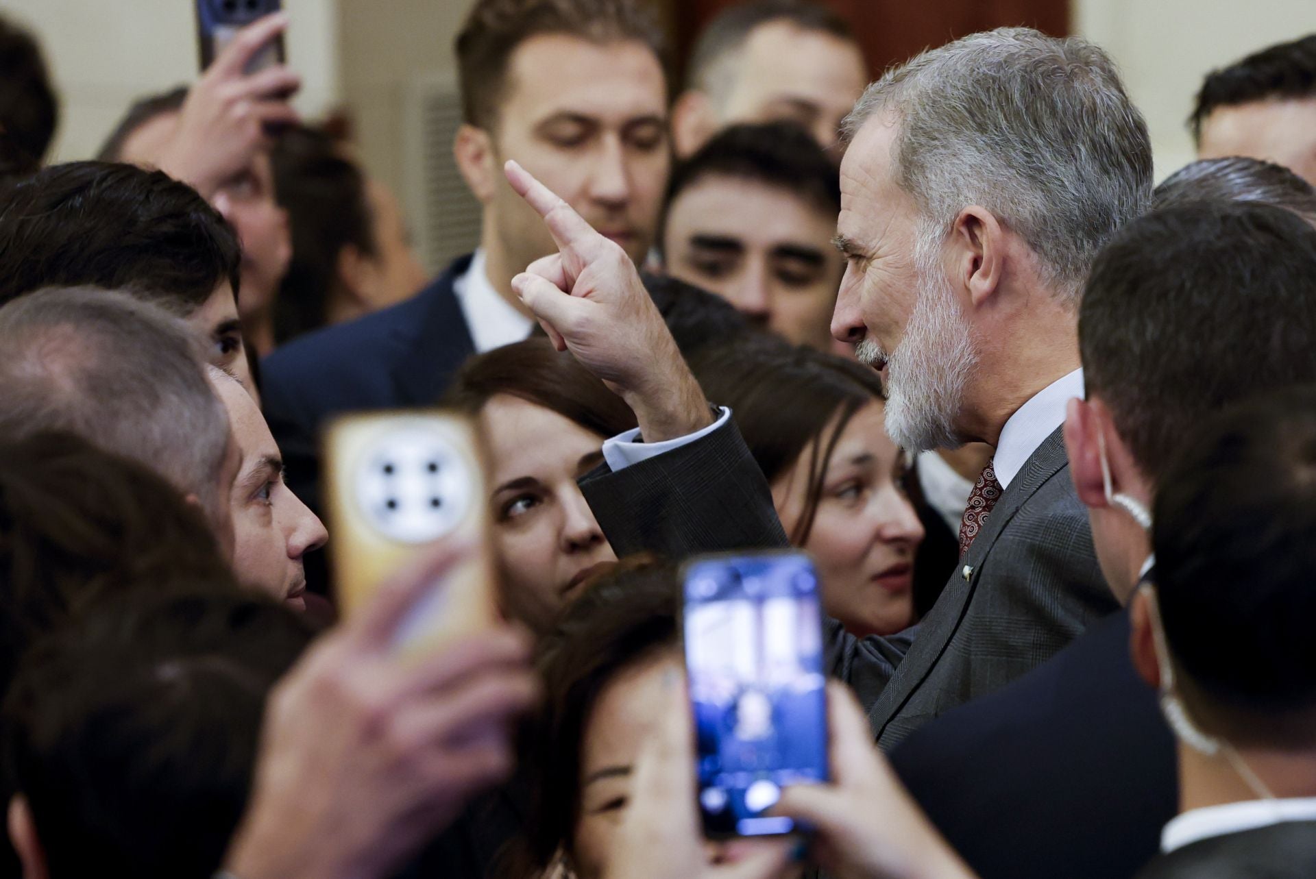 La Reina Letizia arrasa en su adiós a China: homenaje a la moda española con su look fetiche