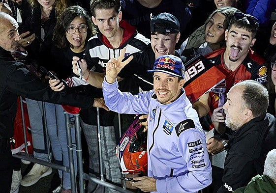 Álex Márquez, en el 'Public Pit-Walk'.