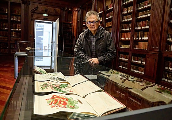 En la exposición. José Azkárraga, ante una de las vitrinas donde se exhiben los libros.