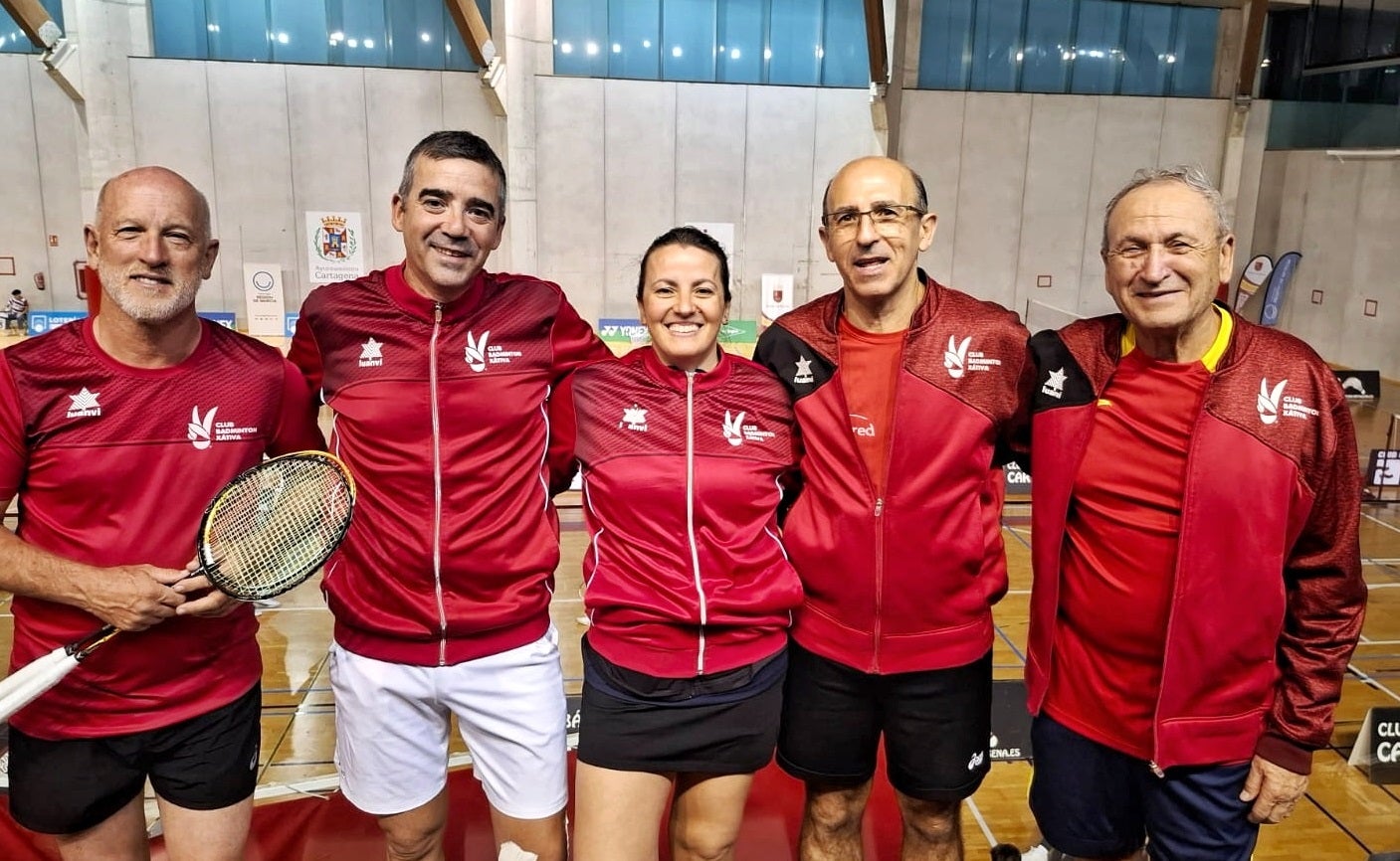 Los integrantes de la categoría sénior del Club Bádminton Xàtiva.