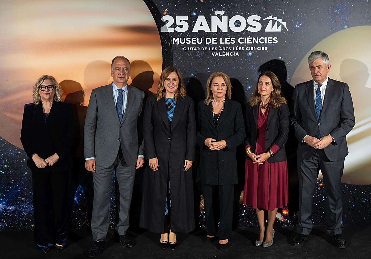 Foto de familia durante el 25º aniversario del Museo de les Ciències.