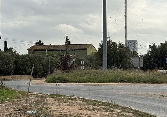 Rotonda de Paiporta en la que fue detenido el presunto maltratador la noche del martes.