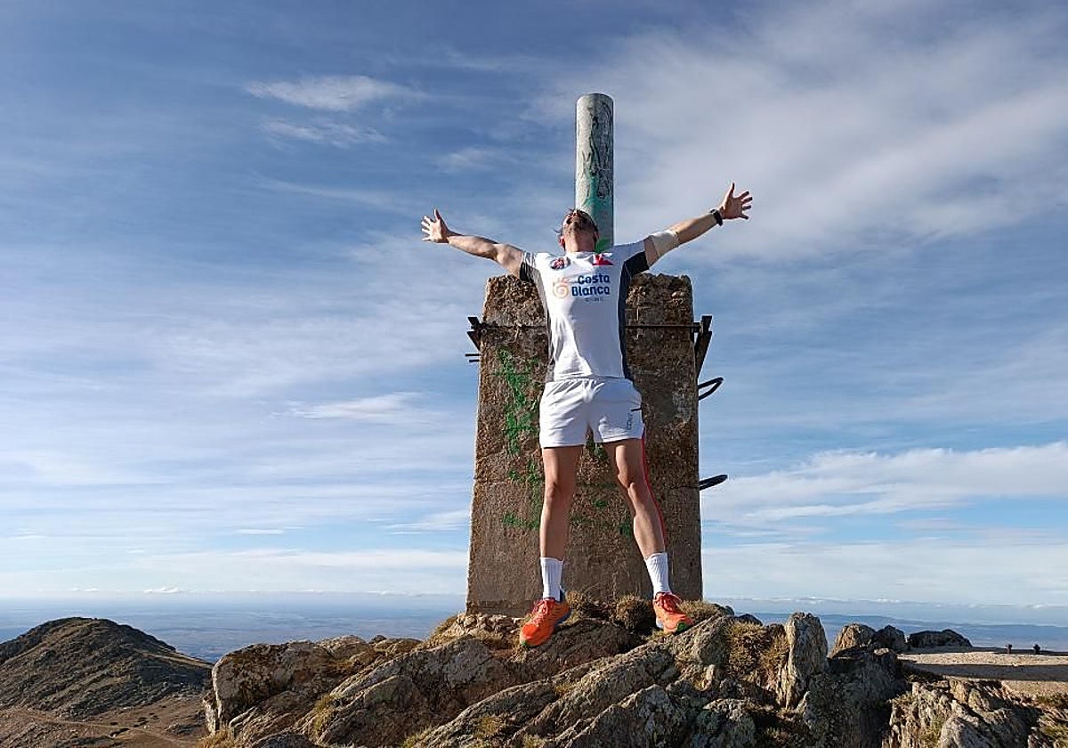 Álex Pastor toca el cielo en el techo de Guadalajara.