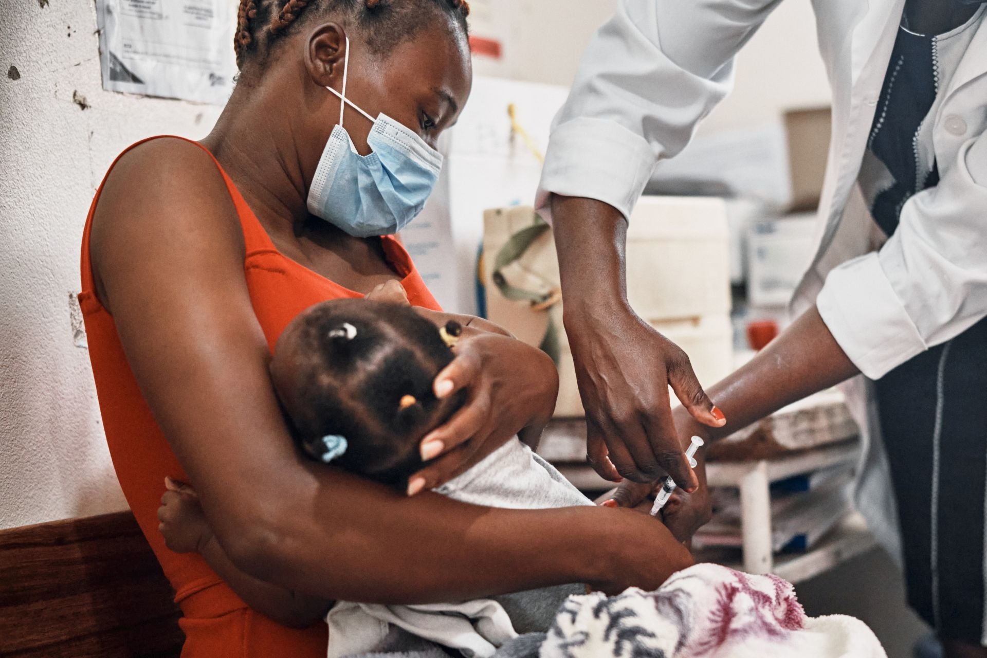 Vacunación de una niña beneficiaria de la Alianza para la Vacunación Infantil. Fundación 'la Caixa'