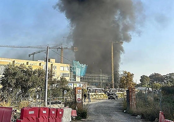 Humo que ha provocado el incendio en el hospital.