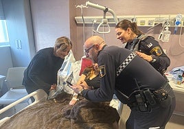 Los agentes de la Policía Local que intervinieron en el parto durante su visita al hospital.