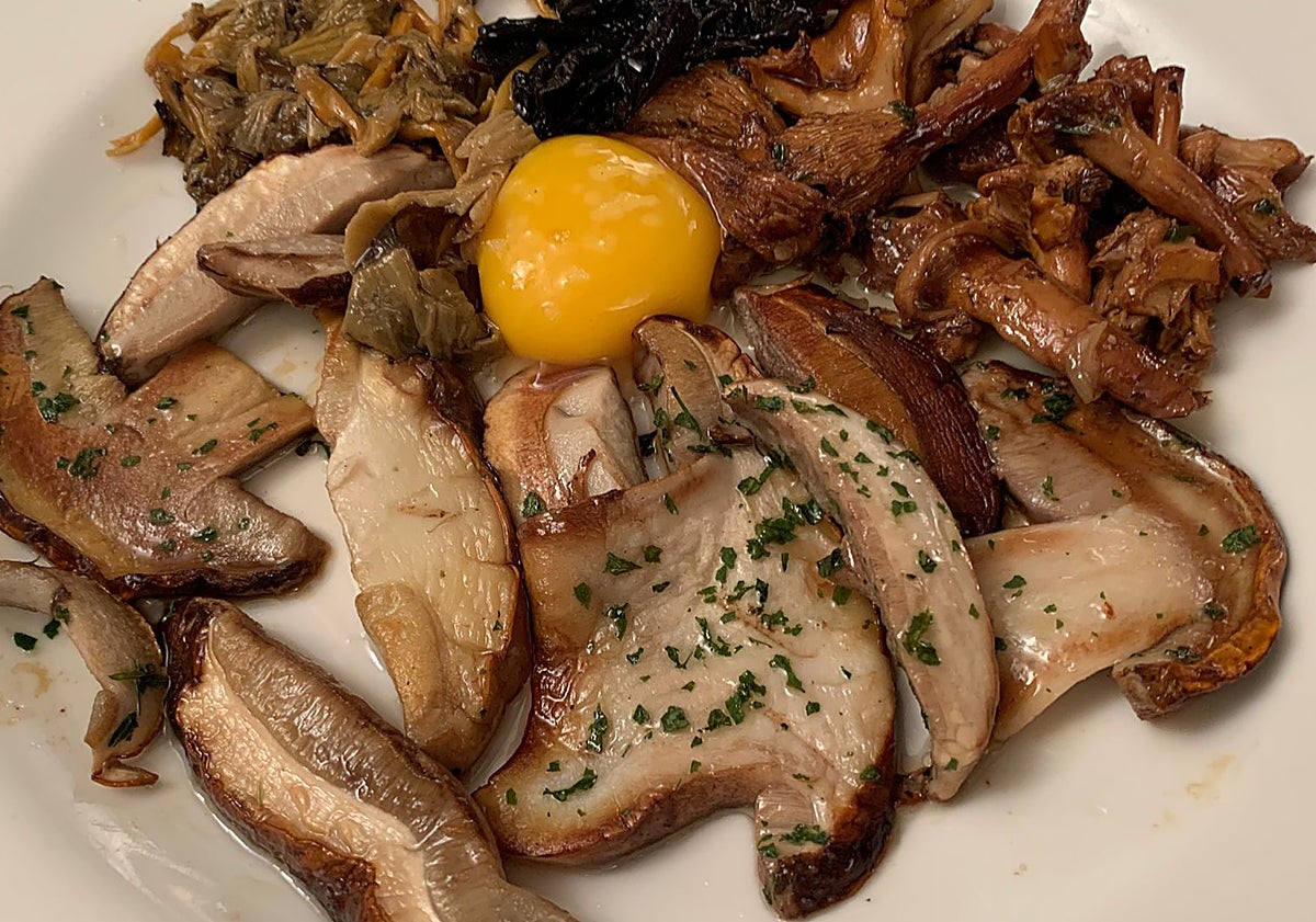 Imagen principal - Las setas y uno de sus postres: melocotón asado. Para llorar.