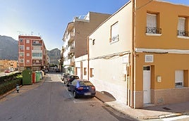 Contenedores en una calle de El Verger.