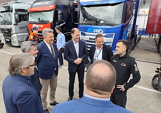 Martínez Mus y el resto de autoridades saludan al piloto Aarón Canet.